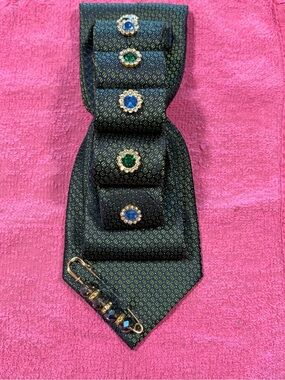Green Patterned Women’s Necklace Tie with Decorative Gem Accents